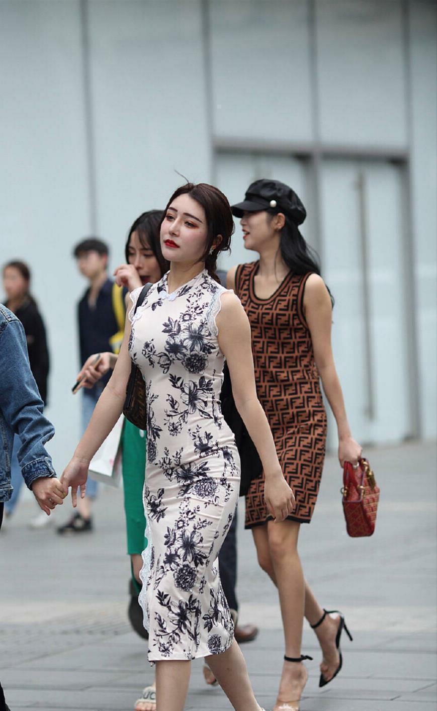 遇见|蕾丝挂边的旗袍遇见雪白的肌肤,是让人频频回首的美丽景色