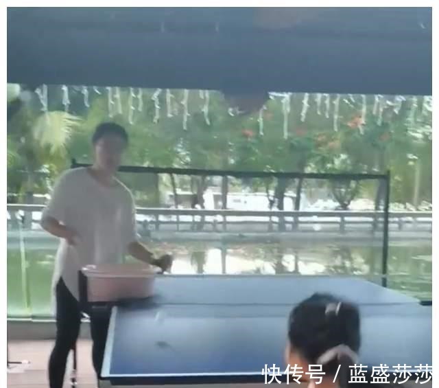 女儿|温馨!王楠三亚过春节带女儿去哈根达斯,一脸慈爱看女儿吃冰淇淋!