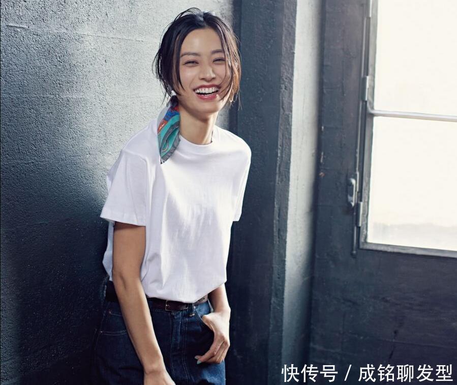 用“丝巾”点缀夏装,时尚减龄又显气质,精致好看又显女人味