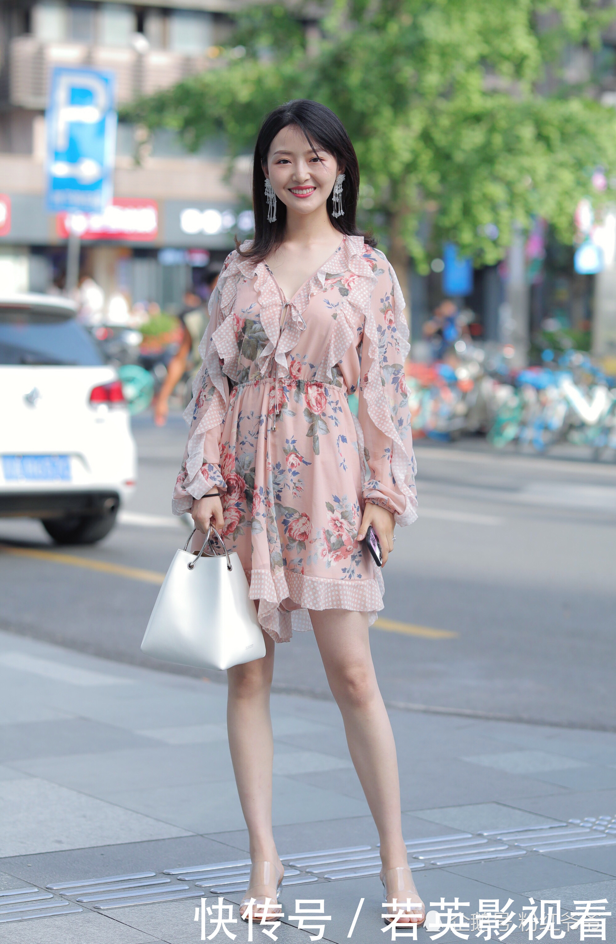 夏季出街少不了一双高跟鞋,展现出女性独特韵味,温柔甜美超显白