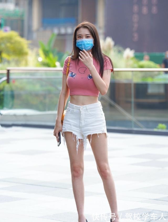 高跟鞋 美女身穿粉色个性T恤，搭配白色热裤，身材立竿见影！