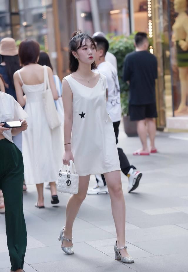 美丽动人|街拍是个精美漂亮的漂亮小姐姐,单纯性讨人喜欢美丽动人