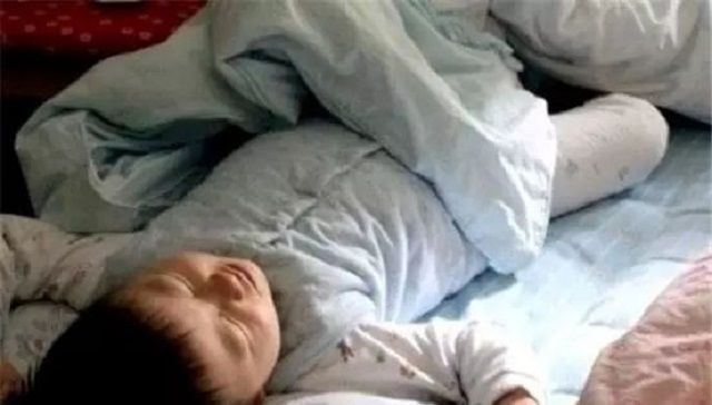 喜欢踢被子|宝宝晚上睡觉频繁踢被子,宝妈累够呛,5种原因看看你家是哪种