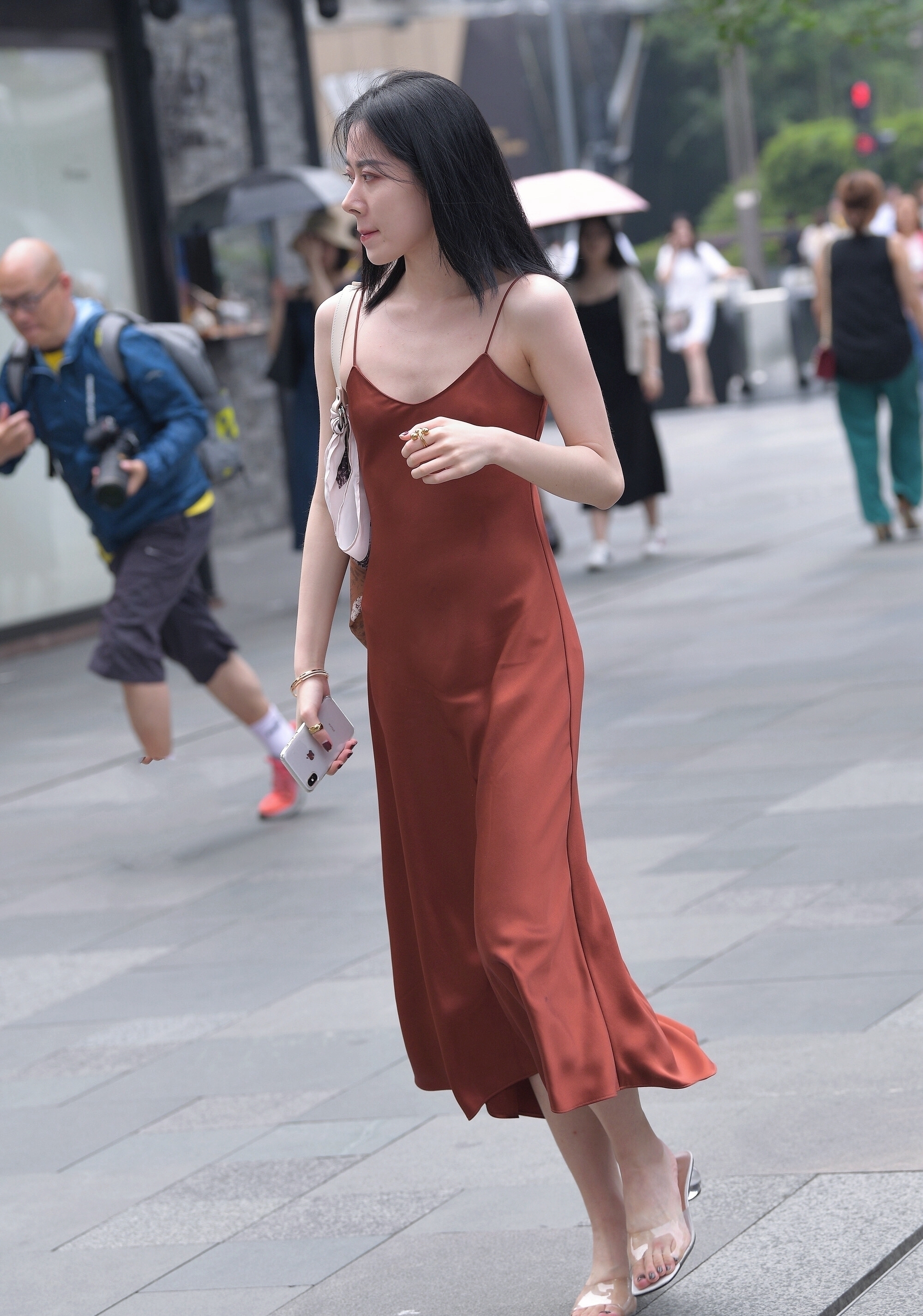 路人|路人街拍美女长发披肩,一袭真丝长裙,性感十足,尽显完美身材