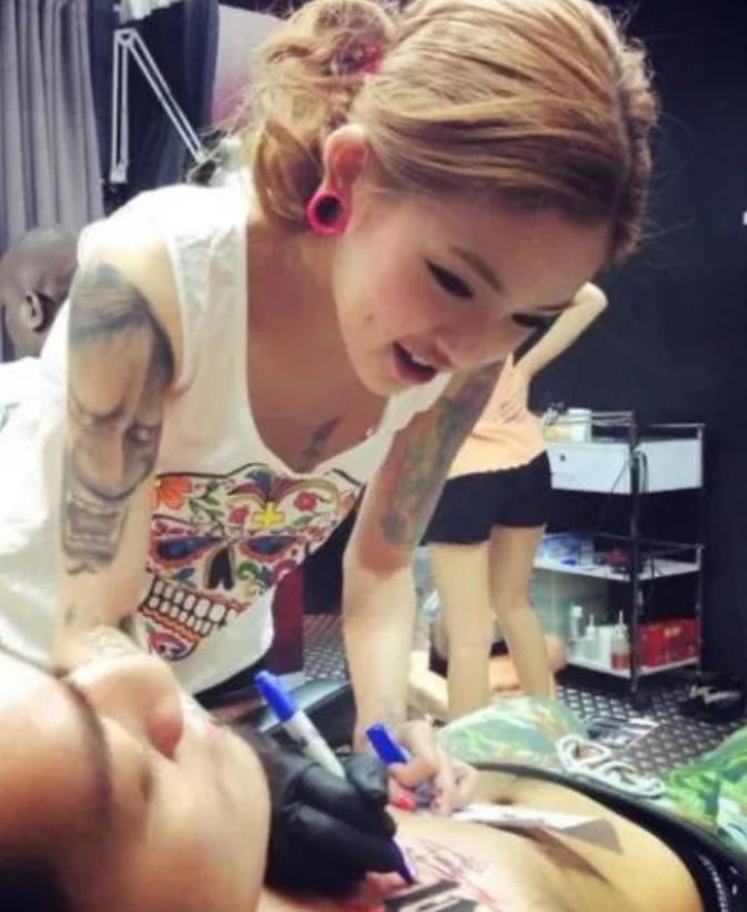 用鸽子血来纹身，平时看不出，生气才显现出来？这是为什么？