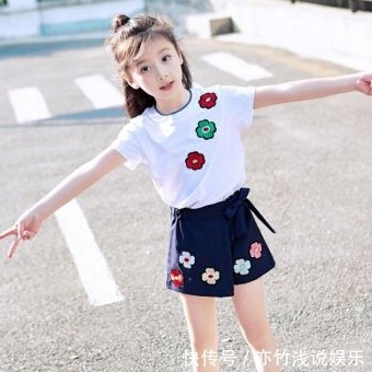 文丨橘|爸爸给女儿反穿衣服,女儿转过身,把妈妈逗笑了