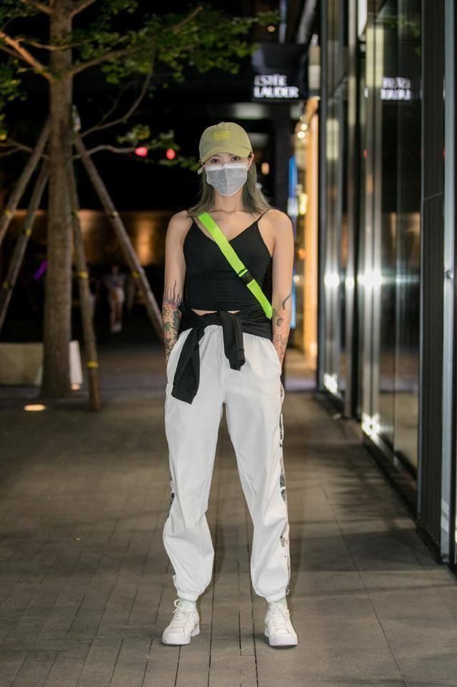 经典的“黑白配”总是穿出路人感学街头达人的穿搭,时髦洋气