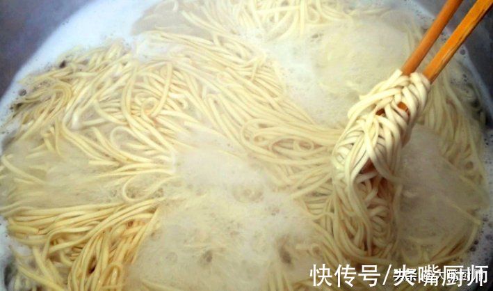 无论煮啥面条,不要开水下锅,牢记3点,面条爽滑筋道,不粘不坨