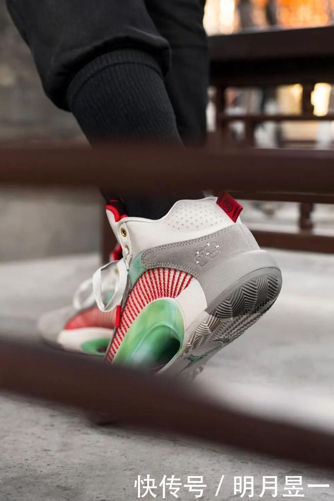 air 永远滴神!兵马俑 AJ 套装上脚太帅了!冠希刚晒出隐藏玩法!