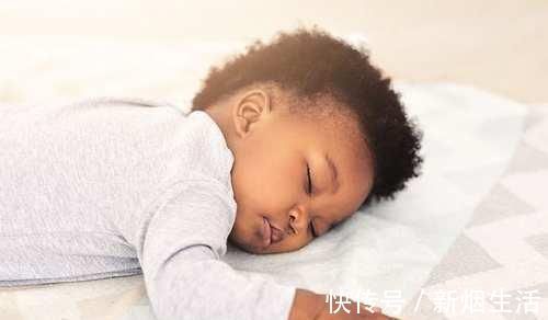 心理健康|年轻妈妈当着儿子面换衣服毫不避讳,总觉得孩子小,儿子的举动让她慌了