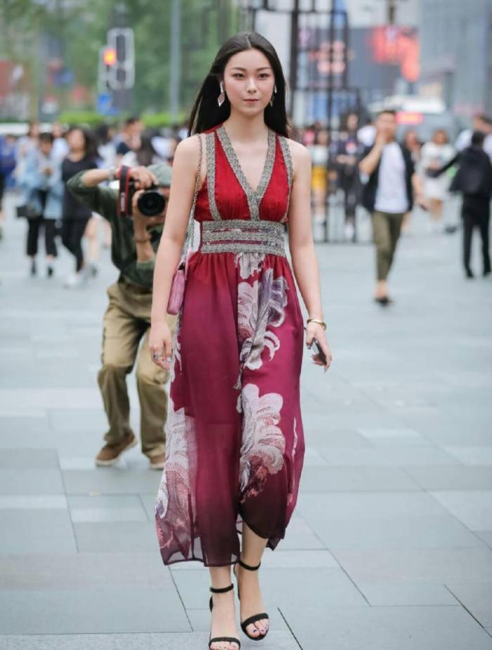 裙子穿出|美女街拍:女模特气场太大,引众人瞩目,谁不服?
