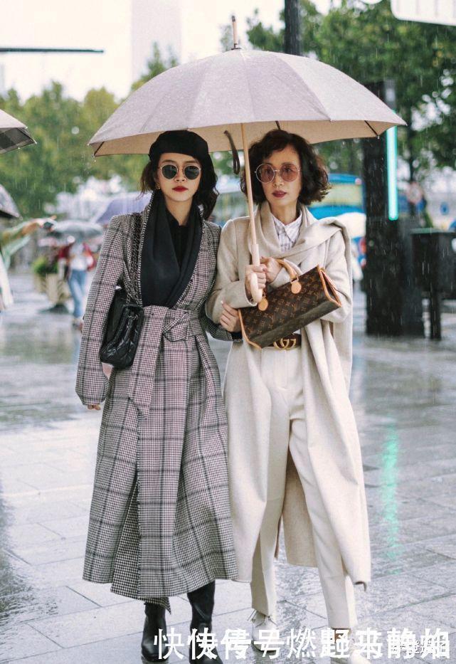 原来50岁的女人还可以这么时髦,浅色大衣配直筒裤,霸气又减龄