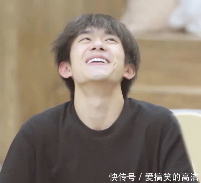 有種“意外”叫何炅給易烊千璽改名，把第二個字換掉，都說很合適