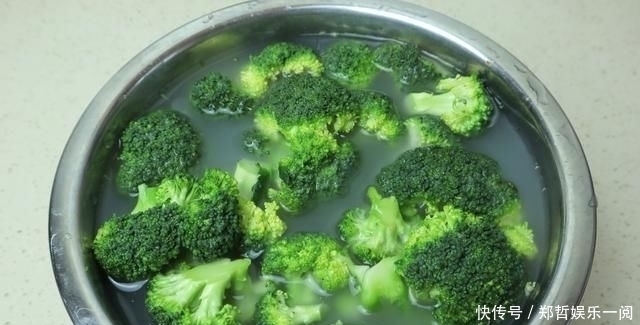 淘米水|清水洗西兰花,还不如不洗,往水里倒一点它,脏东西自己跑出来
