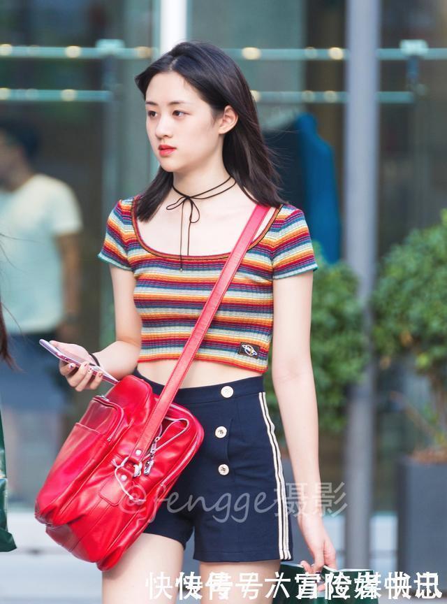 街拍小美女穿大U领小T恤,不仅长得像明星而且还非常机智