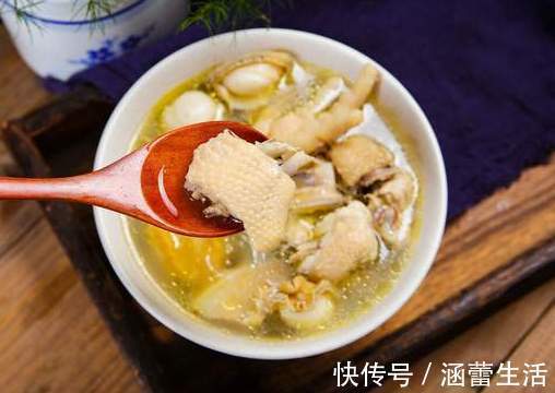浓郁|炖鸡汤,直接下锅就错了,学会3个窍门,鸡汤鲜美浓郁,太好喝了