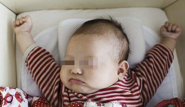 孩子|为什么孩子睡着后,会摆出“投降”的姿势?原因其实很简单