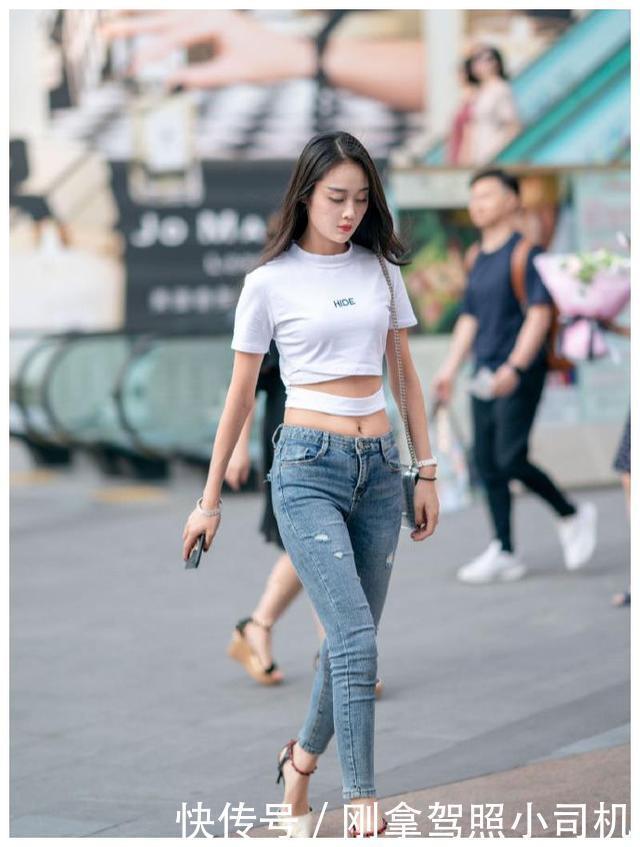 气质|街头美女的“白色系”穿搭，穿出“复古风”，秀出不一样的气质