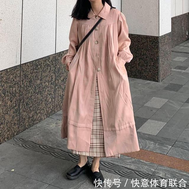 温柔米色风衣是秋天“专属色”,OVERSIZE版型,上身大气又时髦