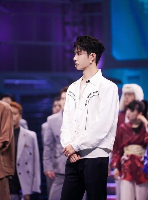 街舞|王一博对街舞的热爱让人钦佩,对手都忍不住叹服,细节拿捏稳稳的