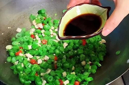 健身|大鱼大肉吃腻了,来个四季豆炒鸡肉,味道清香又独特,健身达人都喜欢