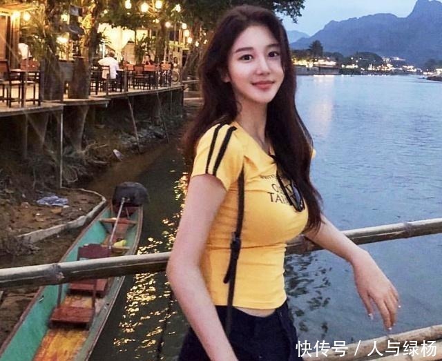 穿搭|一件橘黄色T恤衫,适合正值青春,绽放的你穿搭