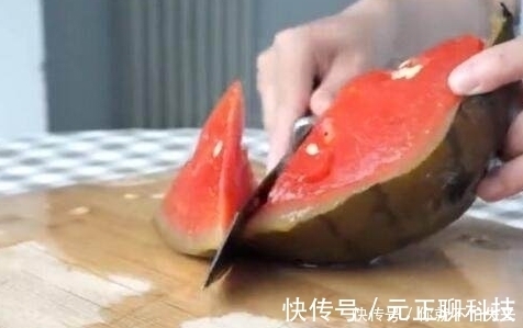小伙把西瓜放锅里煮了2小时,开始遭人嫌弃，出锅后抢着吃!