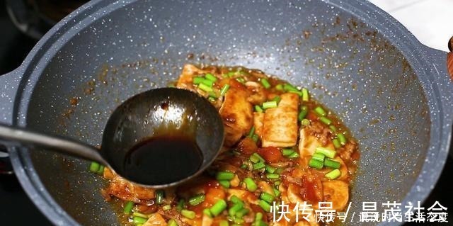 豆腐好吃有诀窍，大厨教你这样做，放一个西红柿，汤汁都拌饭吃了