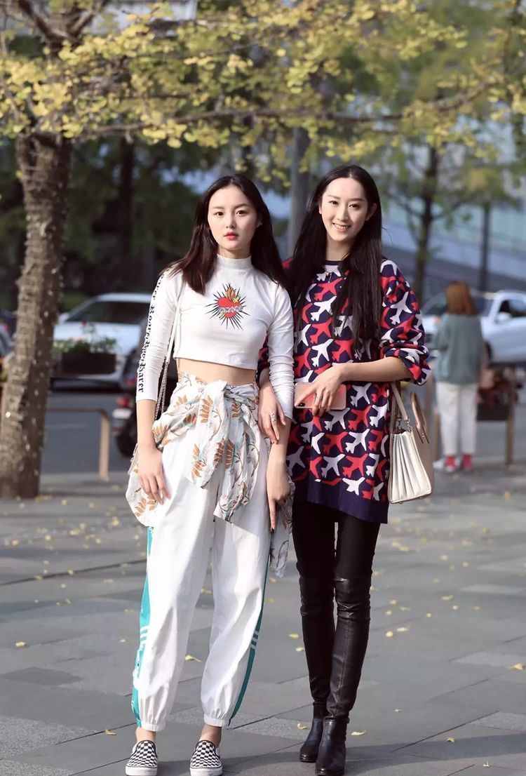 修身牛仔裤 貌美肤白的小姐姐,白色短袖搭配蓝色修身牛仔裤,展现女性风采