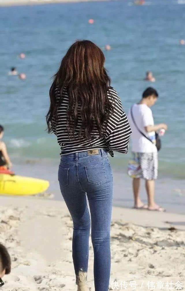 身姿 赤足踏浪小美女,宽松上衣配牛仔长裤,掩盖不住苗条的好身姿