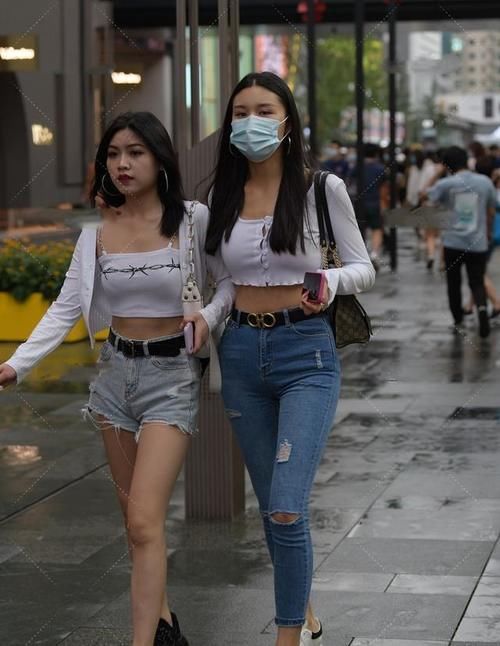贴身|小姐姐穿紧身牛仔裤,搭配白色贴身上衣,性感时尚又迷人