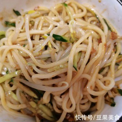 家常|每次做这道家常凉面，隔壁小孩都会来敲门