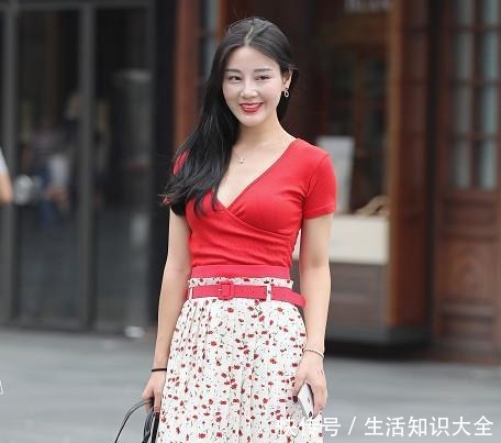 街拍穿碎花裙的长腿美女,优雅又温柔!