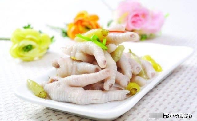 做泡椒凤爪时，有两个细节要下功夫，做出的泡椒凤爪才能香气扑鼻