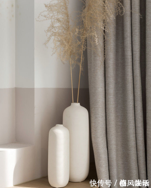 墙面|这对夫妻很有远见,买下120平复式小楼,客厅开阔还有双储物间