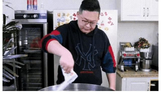 一頓飯一瓶甜面醬？600斤胖猴仔做飯太豪爽，網友喊話：悠著點吧