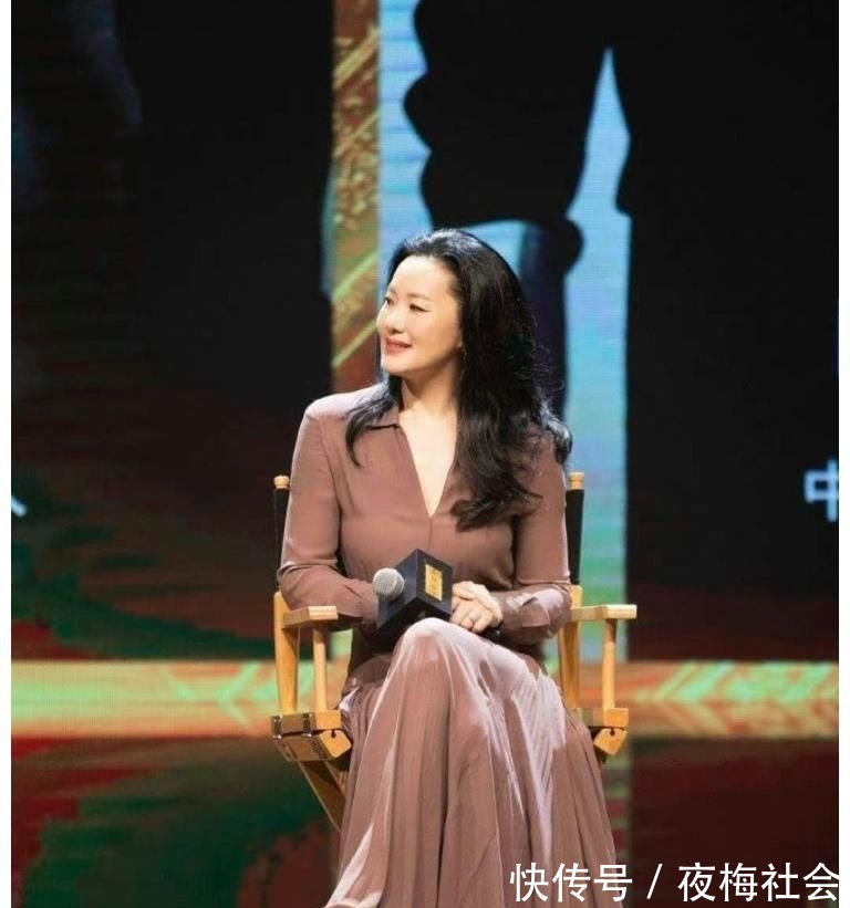 《朗讀者》第三季回來(lái)了，董卿詠梅同框走出，優(yōu)雅和知性相得益彰