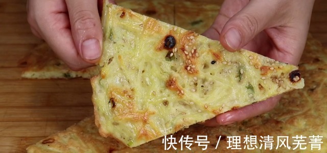 土豆不要再炒着吃了,教你做懒人土豆饼,鲜香酥脆,好吃过瘾!