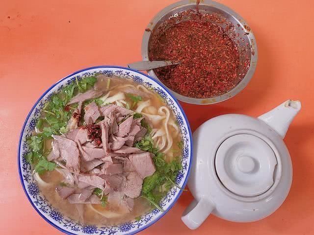 兰州拉面|沈腾冒雨吃了碗拉面,25万人点赞,看到店面后,网友苍蝇馆子