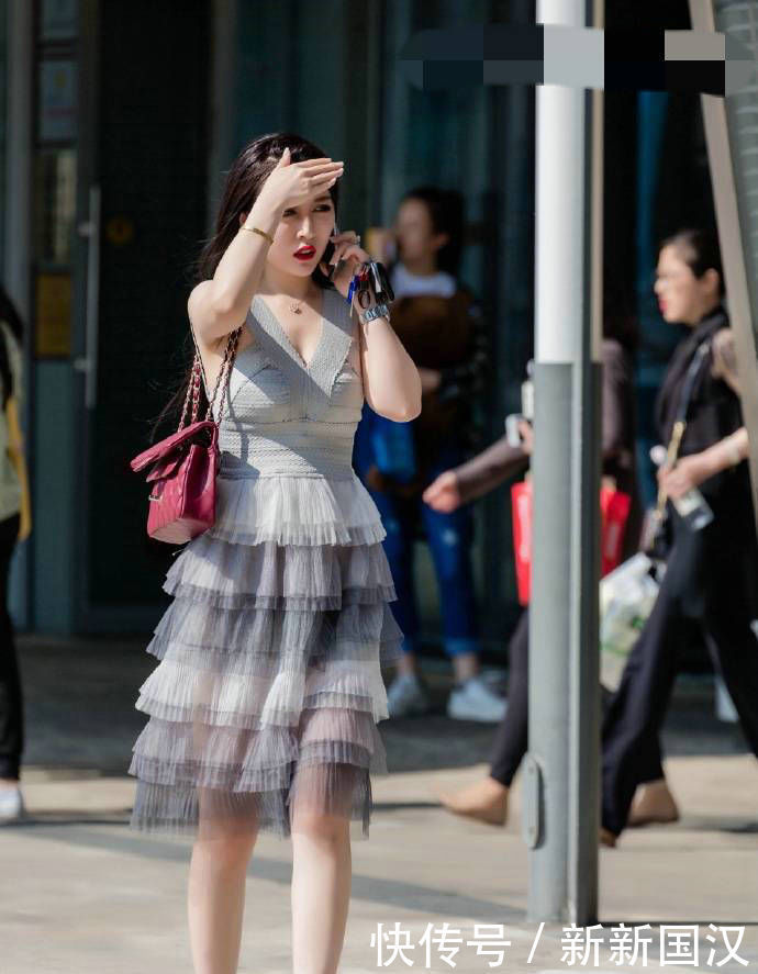 街拍女神时尚连衣裙舒适显身材，让小姐姐美的恰到好处