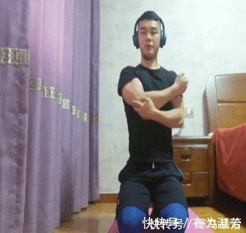 锻炼|三角肌拉伸的3个动作,帮你放松肩部肌肉,让锻炼效果更突出