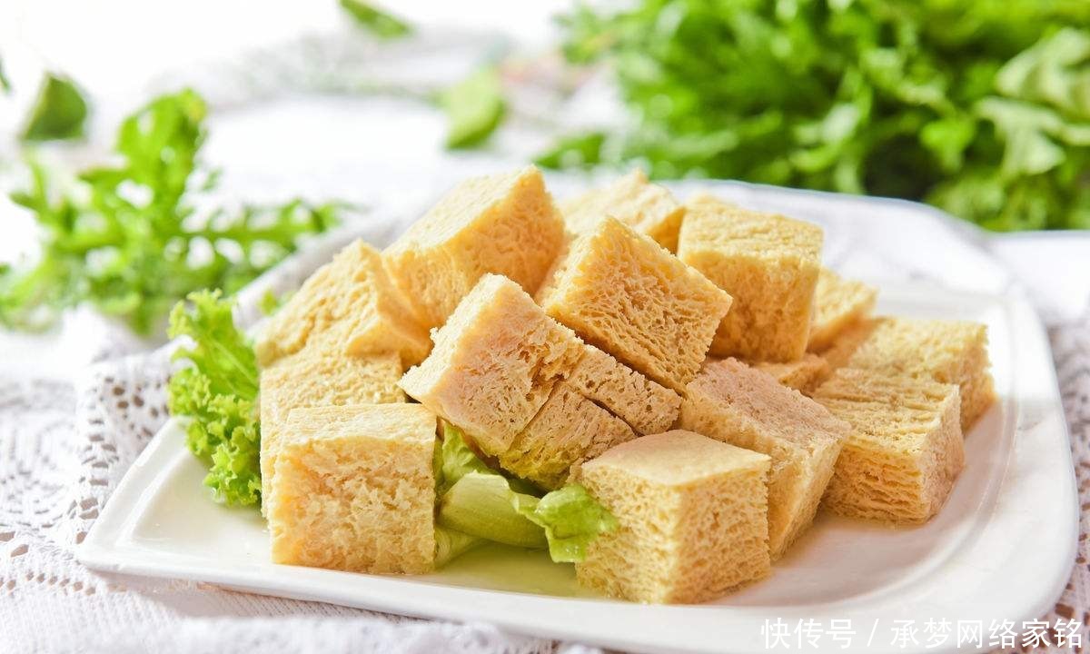 在家做冻豆腐，必须要记住一点“先蒸后冻”，蜂窝大不粘连！
