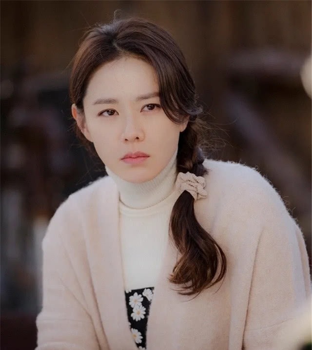 小姐姐 上了年纪的女人,尽量少弄这“4种”发型,显老不说还拉低气质!