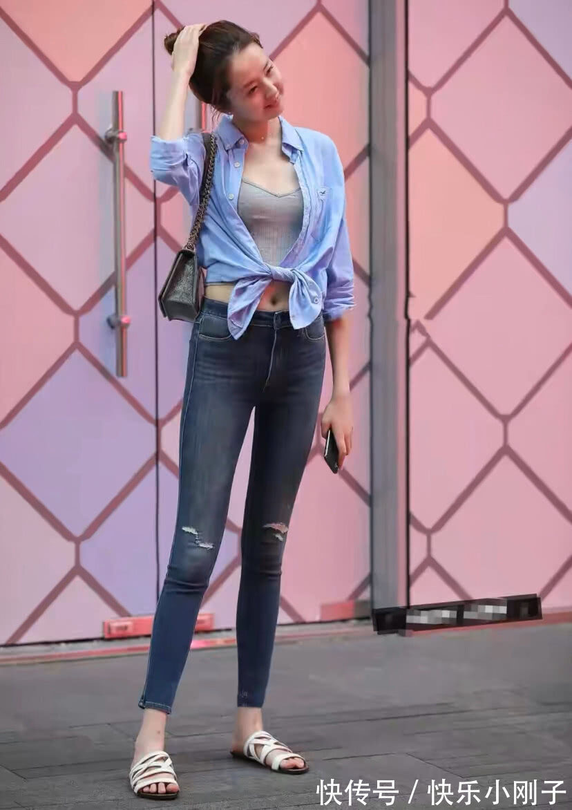双腿 美女穿紧身牛仔裤的装扮,显得大方美丽,有种清新靓丽的时尚气质