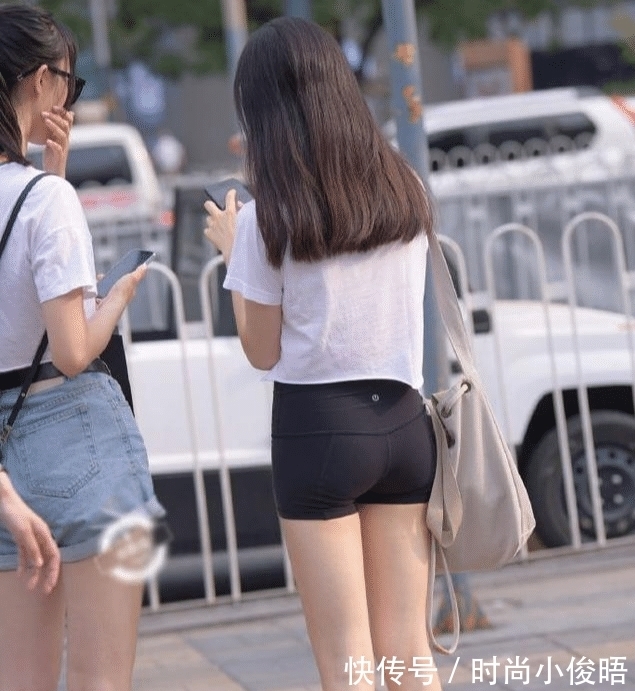 div “无痕”的瑜伽裤，搭配印花小短T，轻松营造大长腿，个性十足