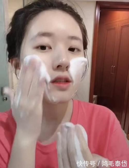 敏感肌|刚打湿脸就急着抹洗面奶，难怪黑头闭口疯长，教你正确的洗脸方式