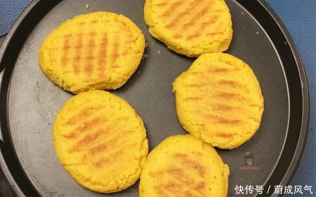  外壳|一点白面也不掺，这才是正宗玉米面贴饼子，外壳焦脆太好吃了