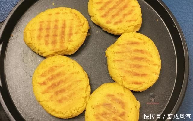 外壳|一点白面也不掺,这才是正宗玉米面贴饼子,外壳焦脆太好吃了