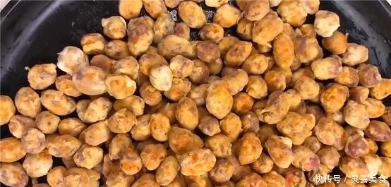 一大碗花生米中打入2个鸡蛋,做出来比酒鬼花生还酥脆、还香