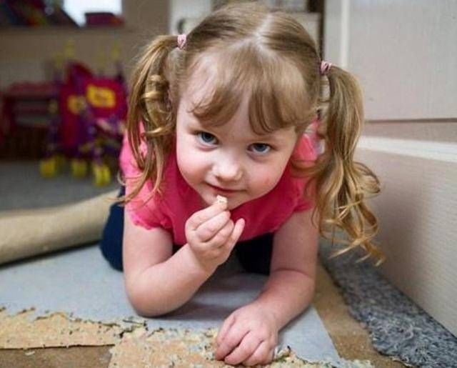 危险物品|妈妈不注意, 宝宝竟然偷吃这个东西, 差点出事